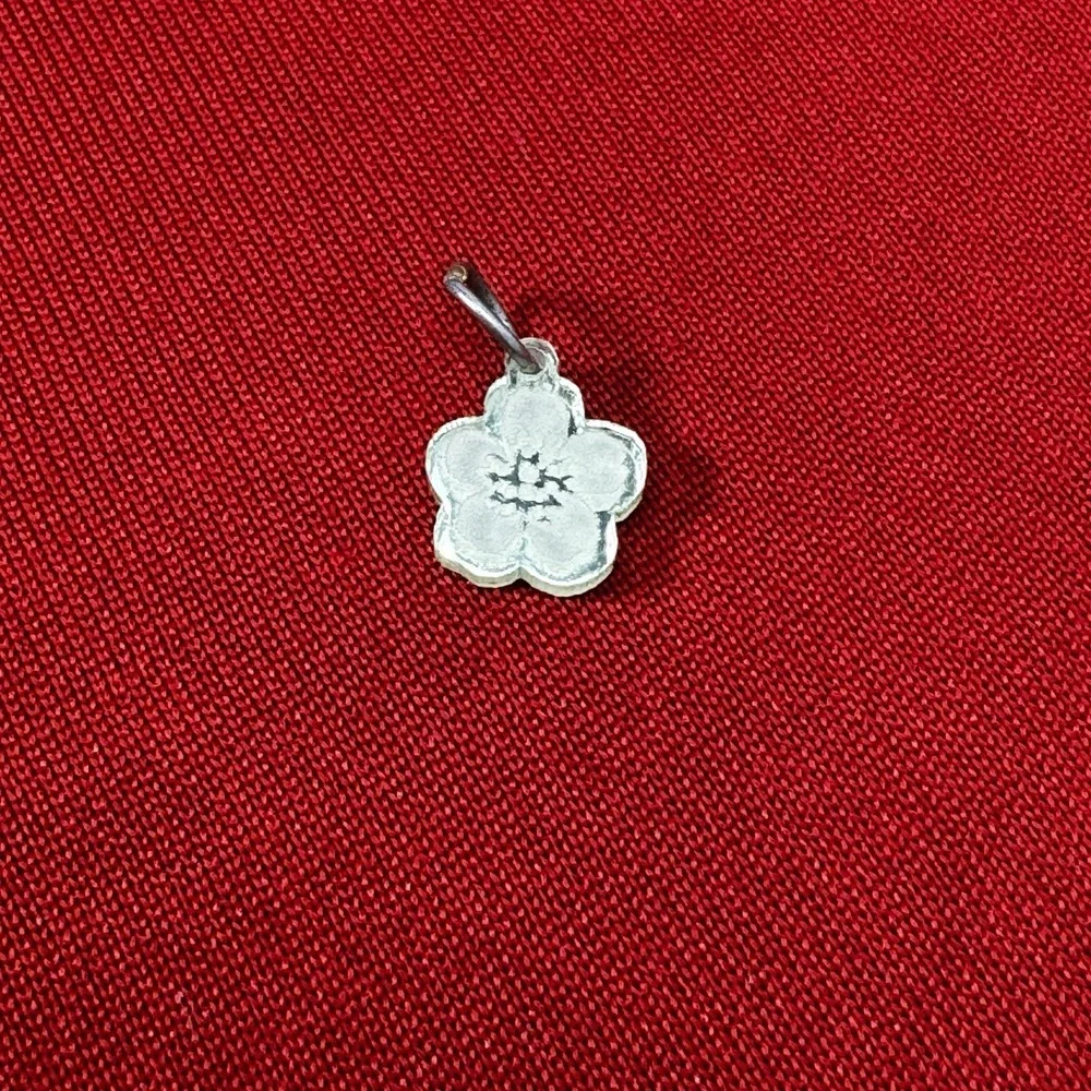 Small Yellowish Green Mirrored Flower Charm‎